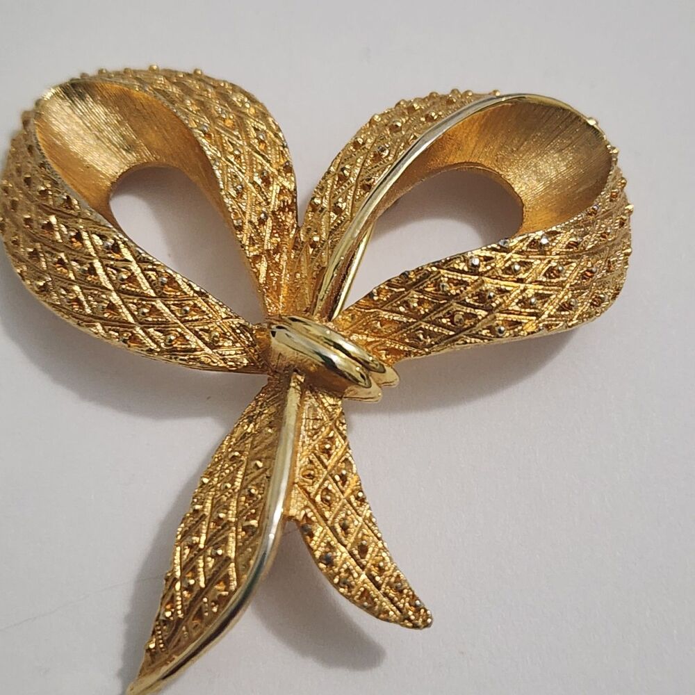 Vintage Estate Brooch Lapel Pin Gold Tone  Bow Ribbon Textured Large